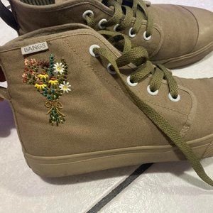 Women's Bangs Shoes Size 6 Floral Embroidered LIKE NEW